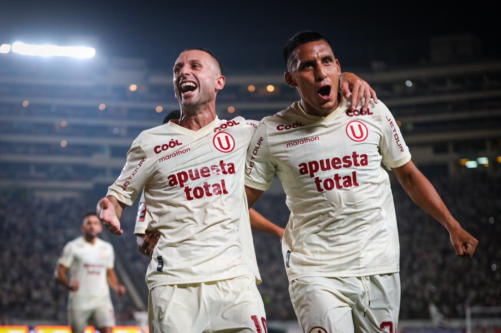 Universitario enfrenta a UTC con el objetivo de tomar el Clausura