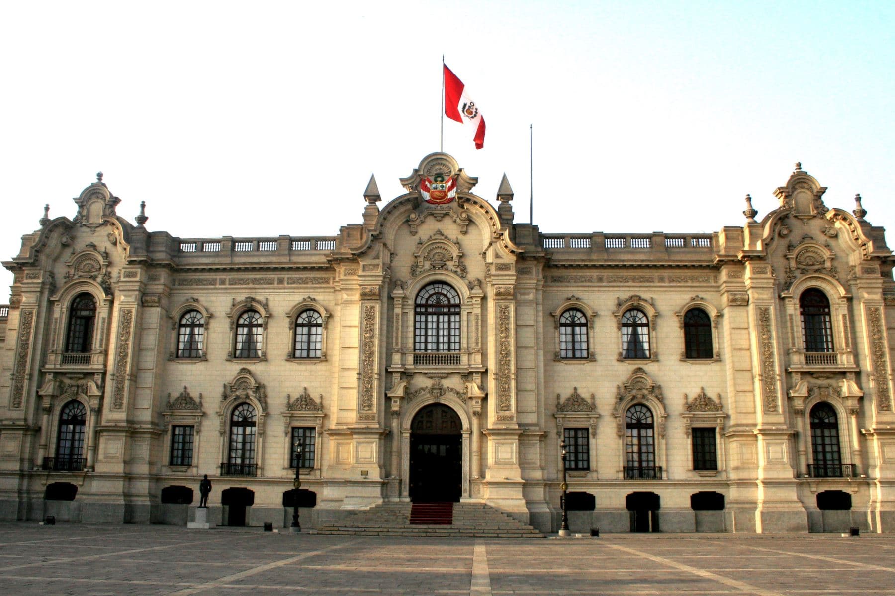CASO PAREDES: Allanan Palacio de Gobierno por investigación a cuñada de Castillo