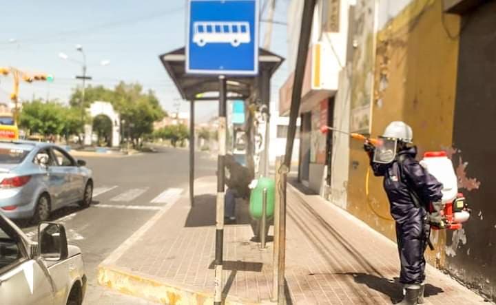 Paraderos de transporte público son desinfectados