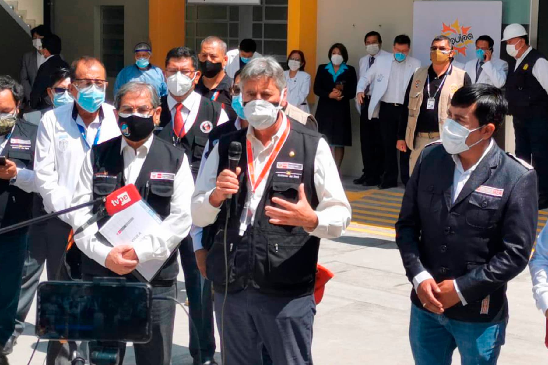Francisco Sagasti entrega implementos al hospital Honorio Delgado
