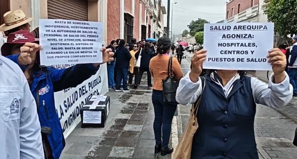 Médicos acatan huelga indefinida y exigen salida de Walther Oporto