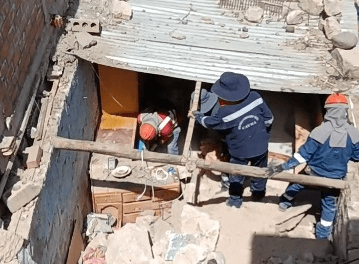 Familia se salva de morir aplastada por muro en Cayma