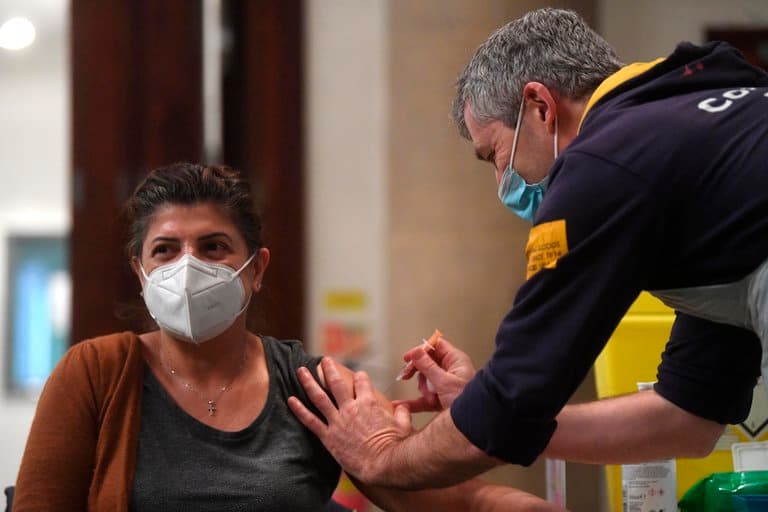 Reino Unido vacunó a la mitad de adultos mayores en tiempo récord