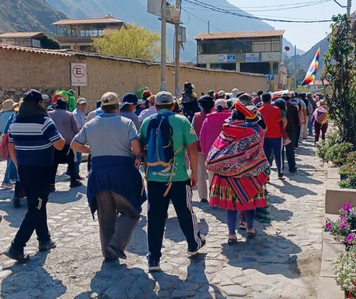 Pobladores bloquean ingreso a Ollantaytambo
