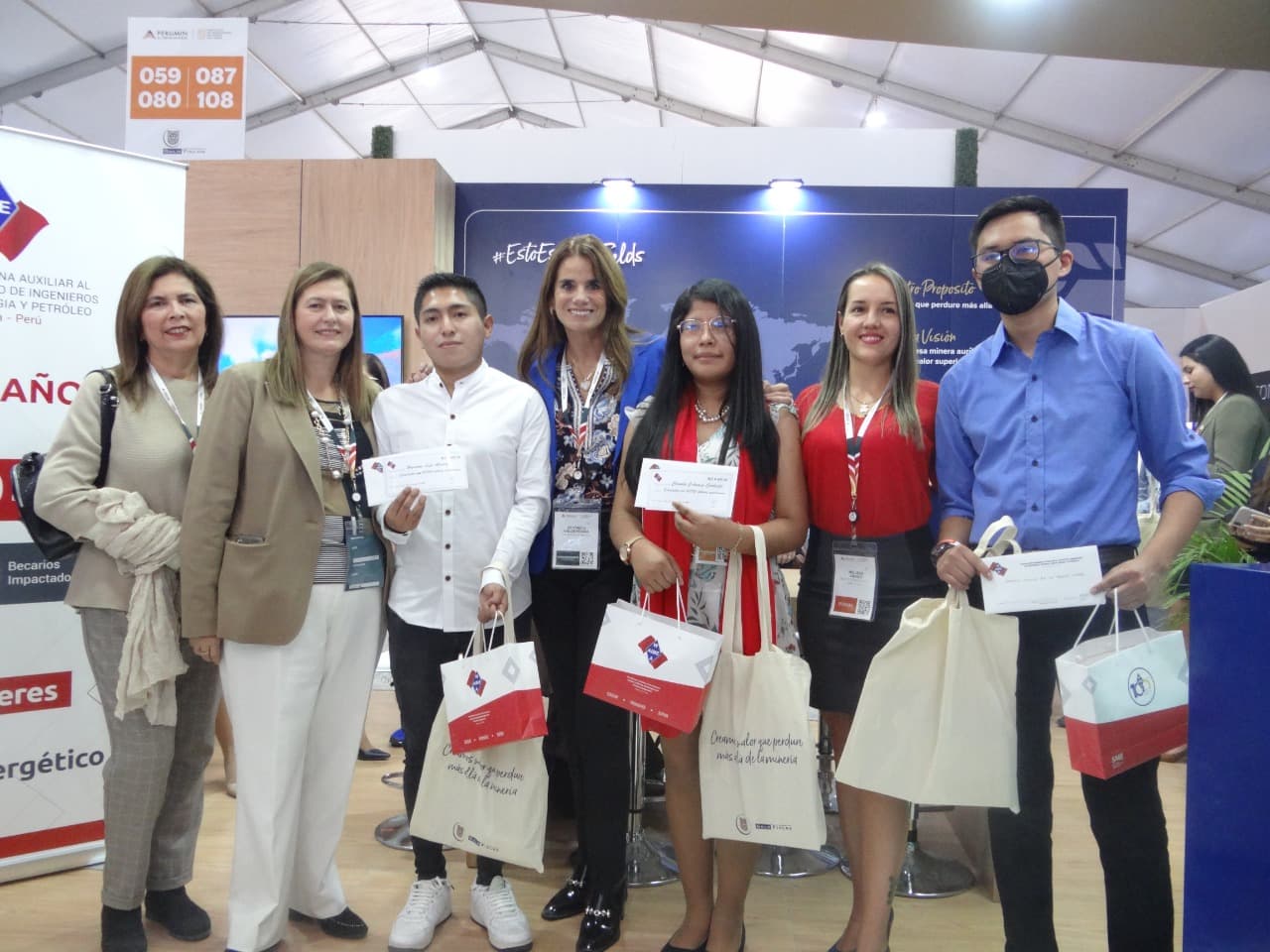 Entregaron becas a jóvenes en Perumin