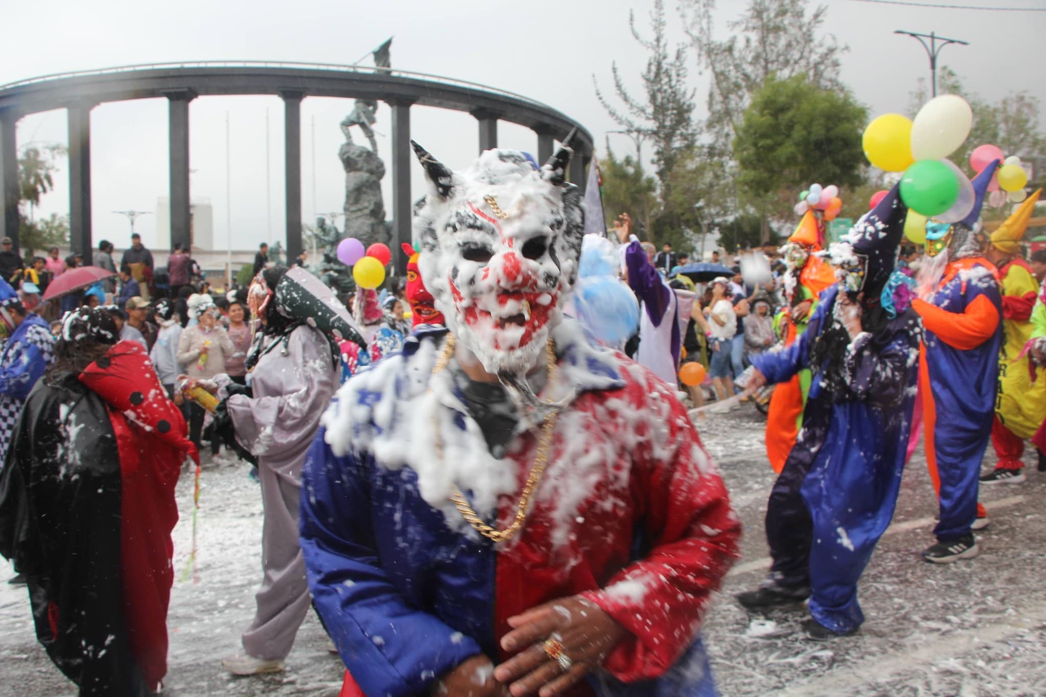 Carnaval Loncco reunió a cientos en colorido pasacalle en Cayma