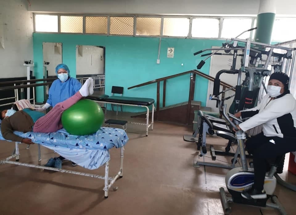 Pacientes son rehabilitados en hospital Honorio Delgado