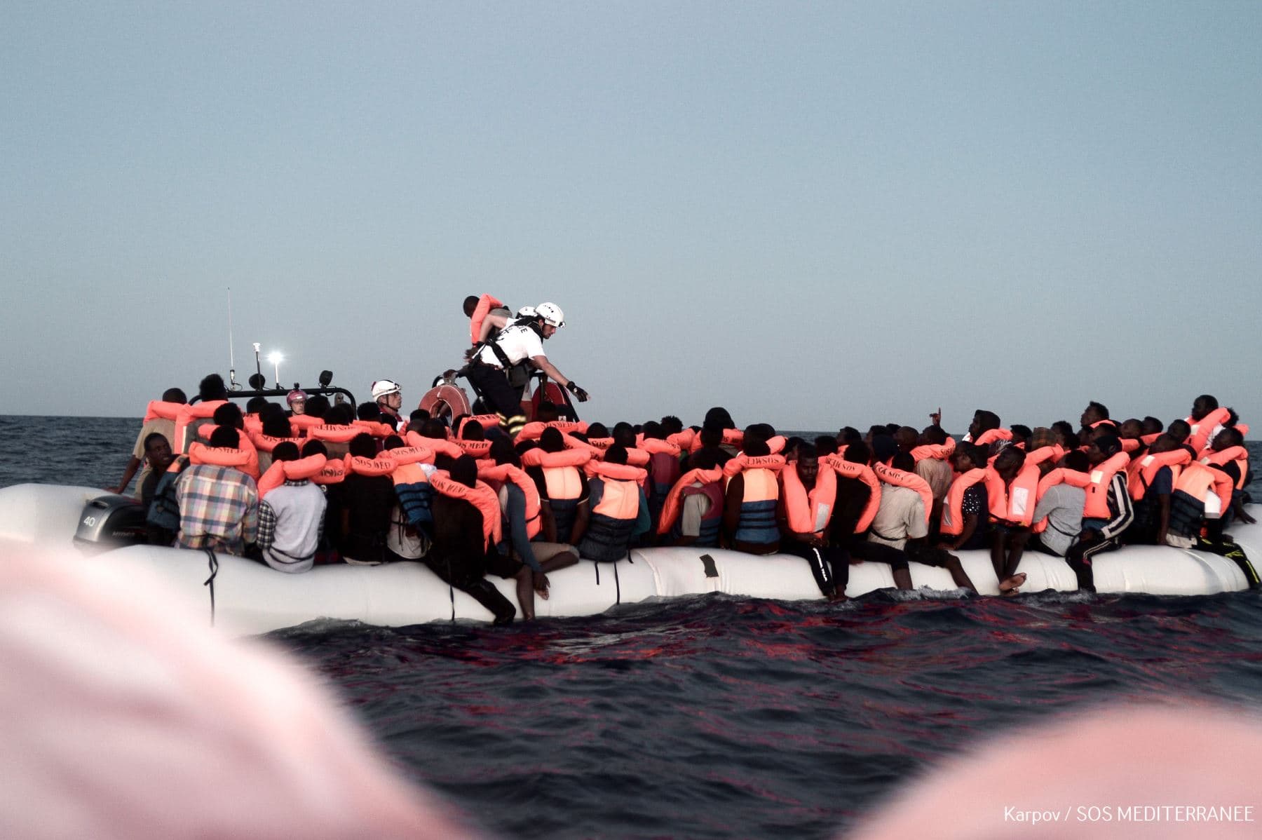 Rescatan migrantes en costas de Italia
