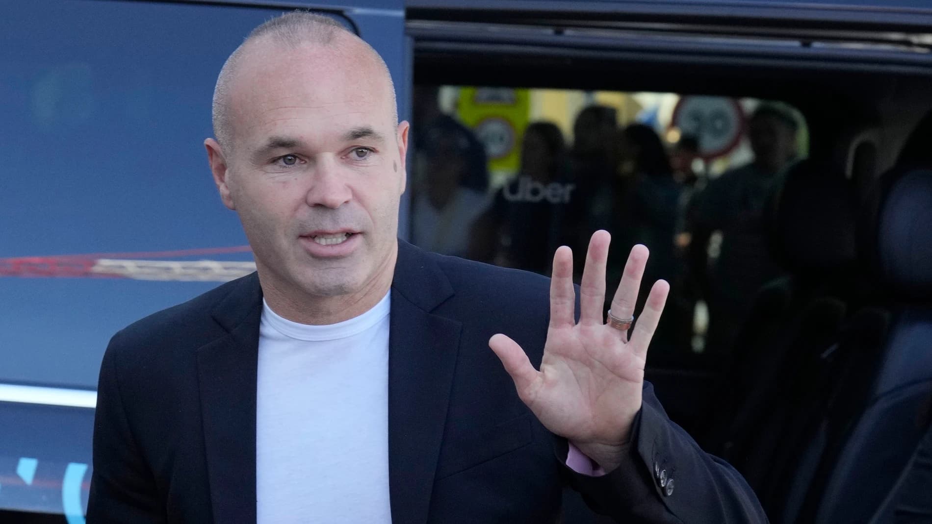 ¡Entre lágrimas! Iniesta oficializó su retiro del fútbol