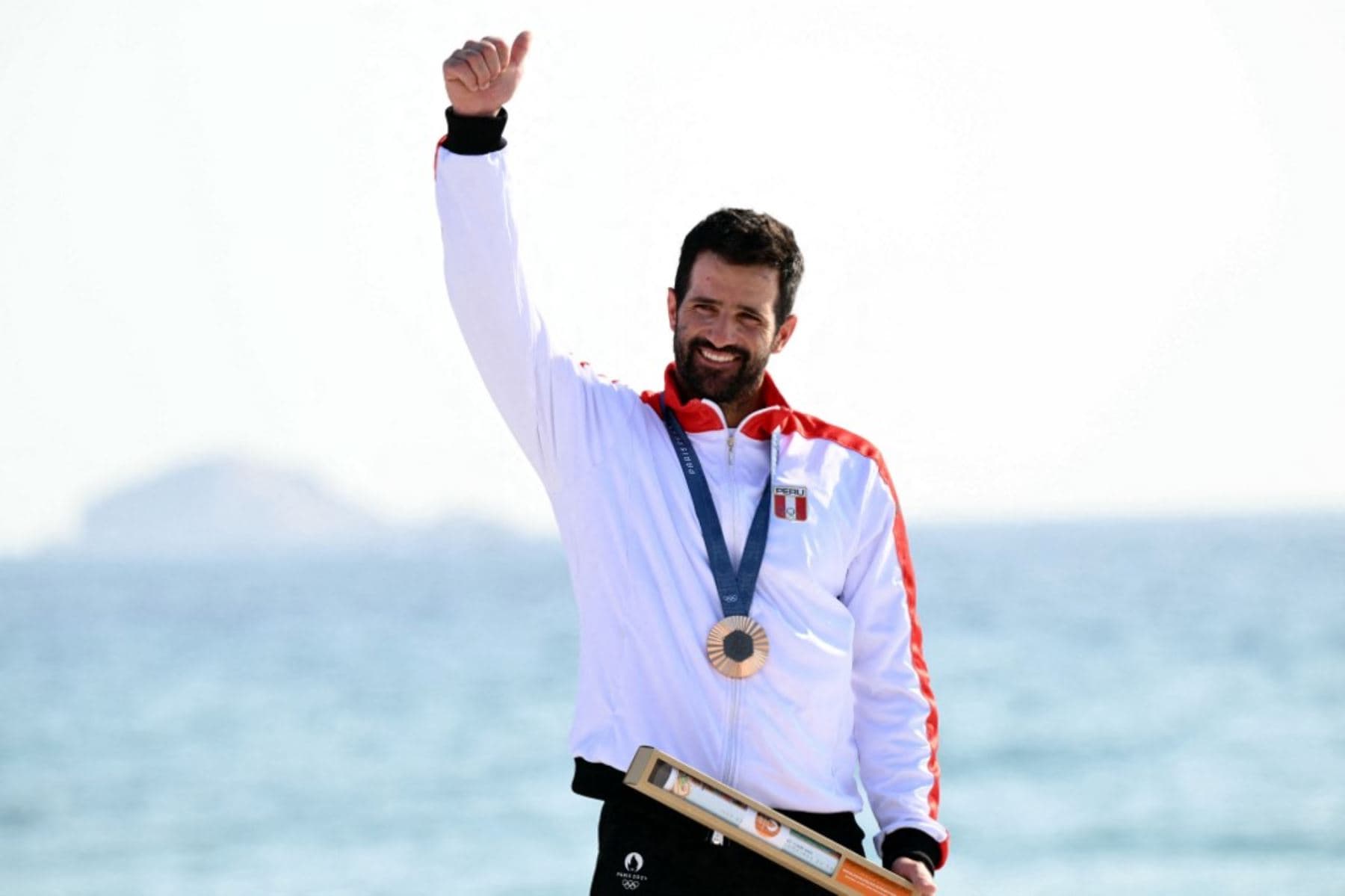 Stefano Peschiera llega este lunes a Perú con su medalla