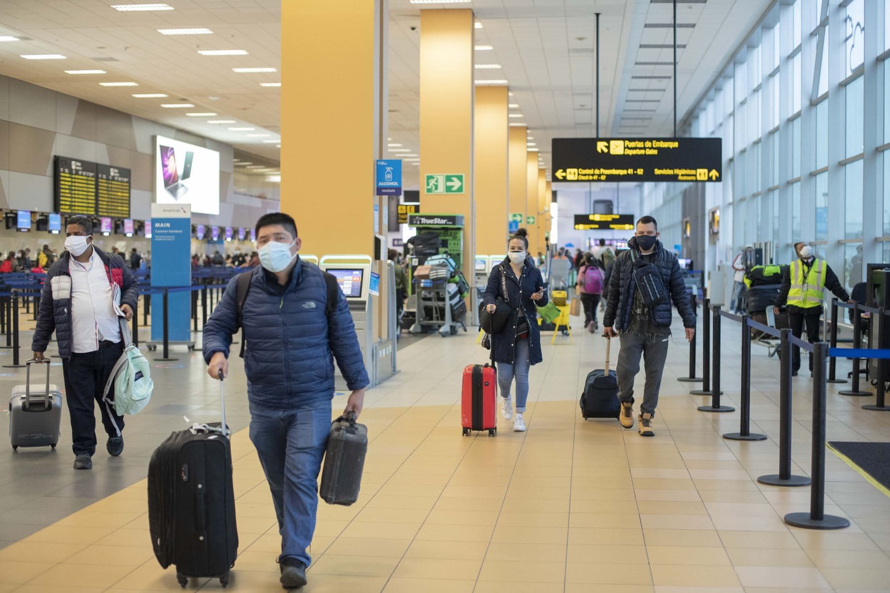 Eliminarán distanciamiento social en aeropuertos de Perú