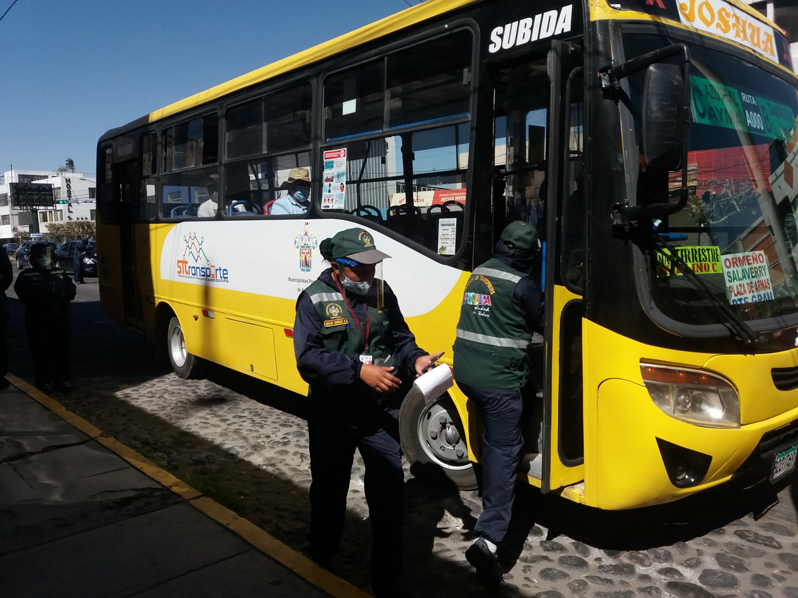 Ciudadanos vuelven a viajar parados en buses de transporte público