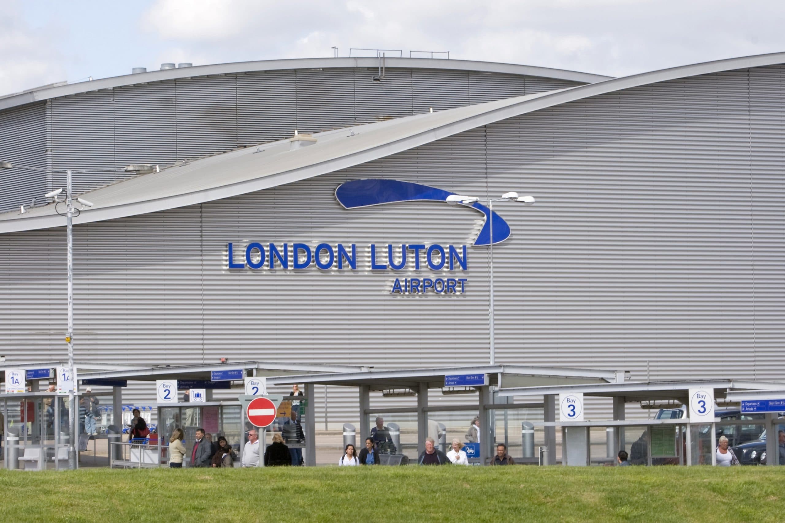Reportan incendio de gran magnitud en aeropuerto de Londres