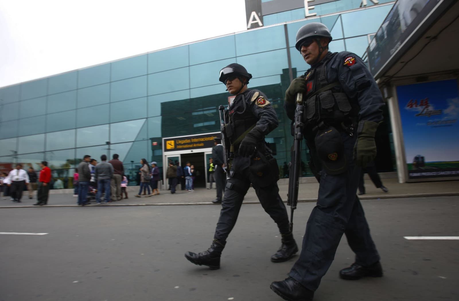 PNP dispersa a manifestantes que se dirigían al Aeropuerto Jorge Chávez