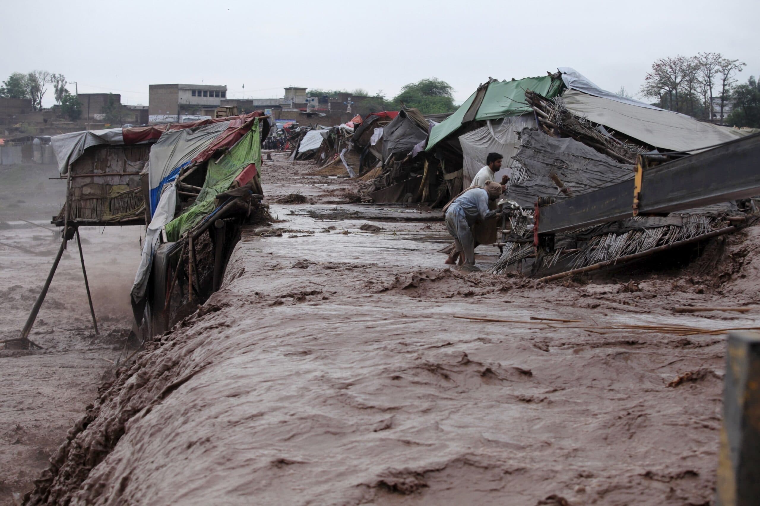 Inundaciones en Afganistán dejan más de 300 muertos