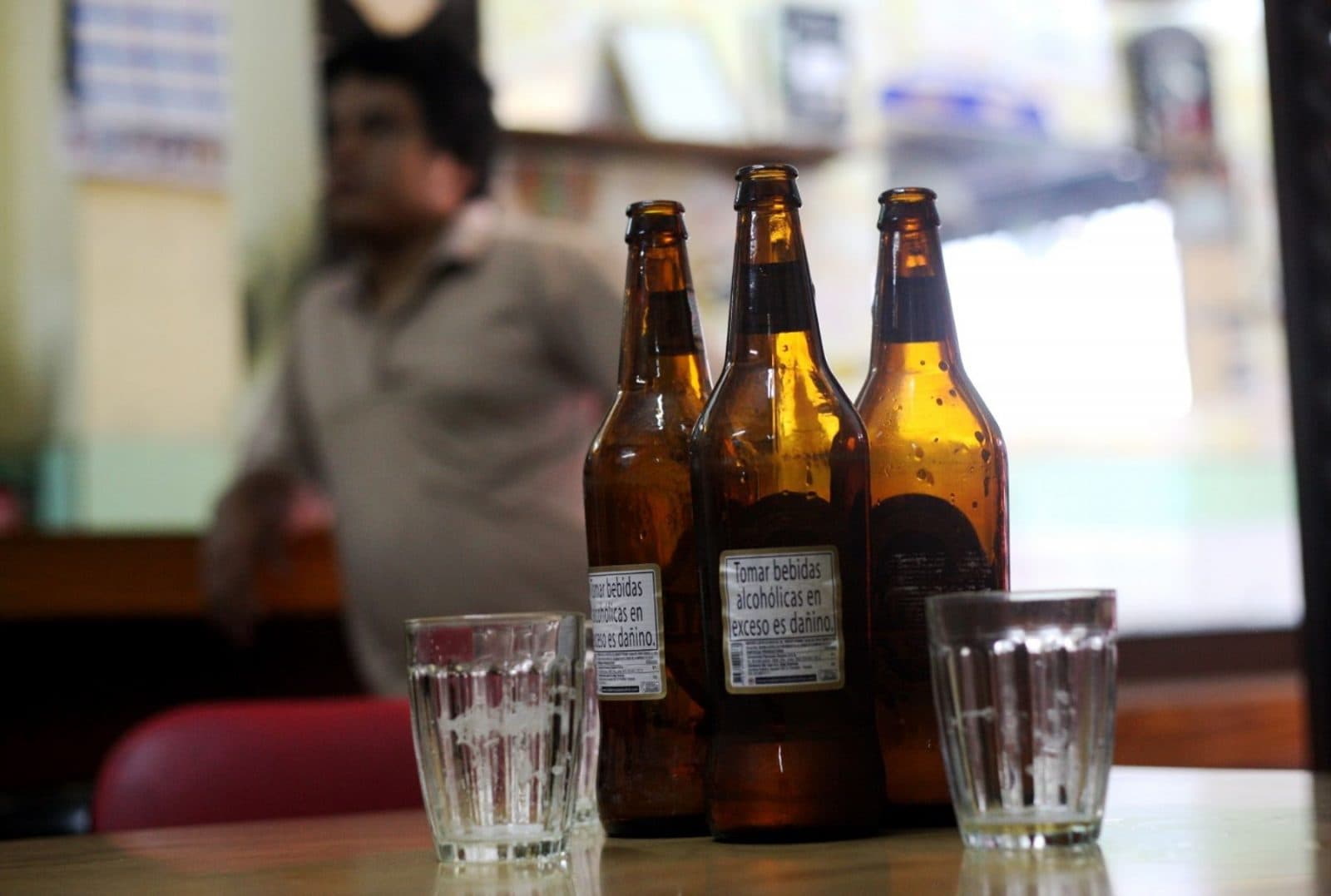 Consumo de bebidas alcohólicas aumentaría complicaciones por COVID-19