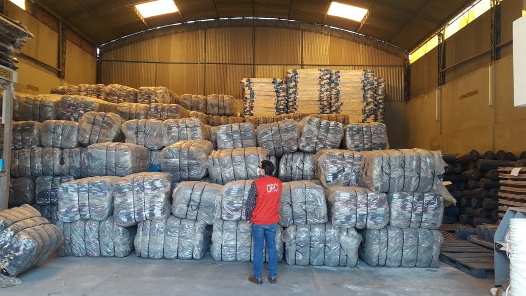 Encuentran frazadas y ropa de abrigo almacenadas