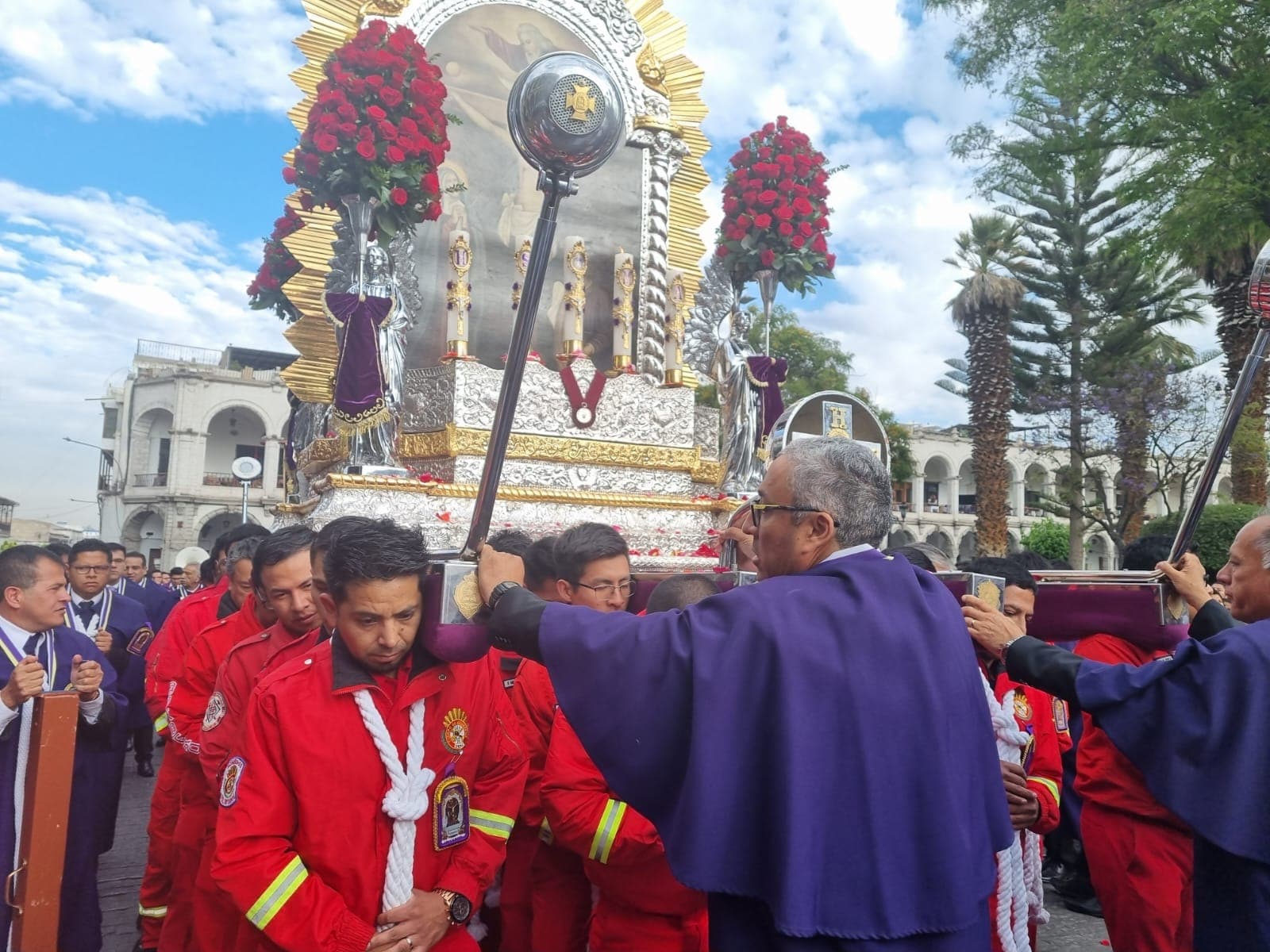 Cientos asistieron a la primera salida del Señor de los Milagros