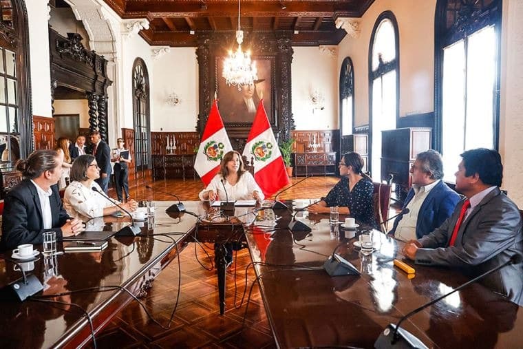 Boluarte garantiza a gremios periodísticos libertad de expresión