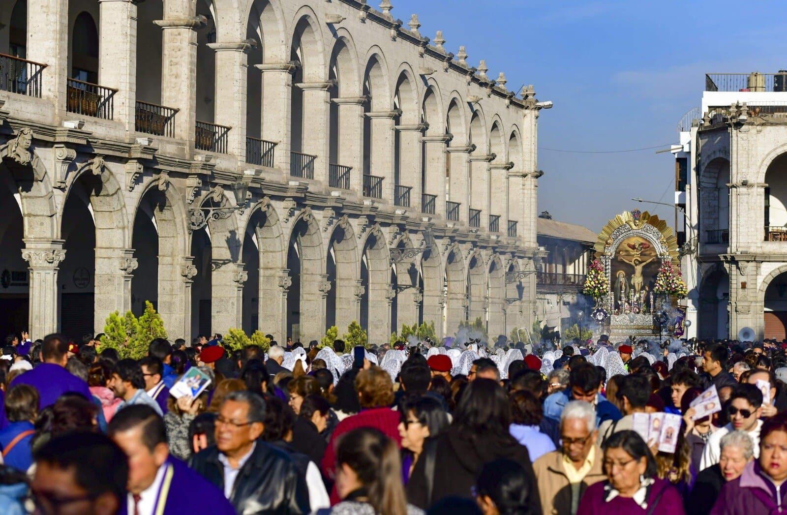 Multitud aclamó al Señor de los Milagros en su primera salida