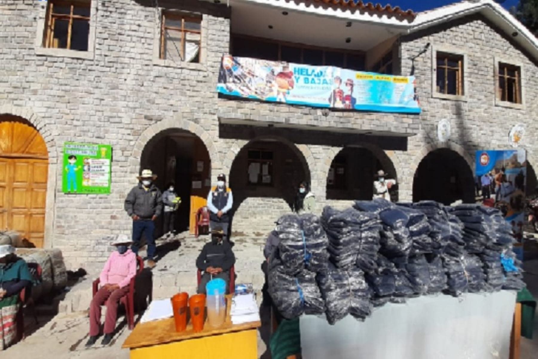 COER Arequipa apoya con mantas y frazadas ante heladas
