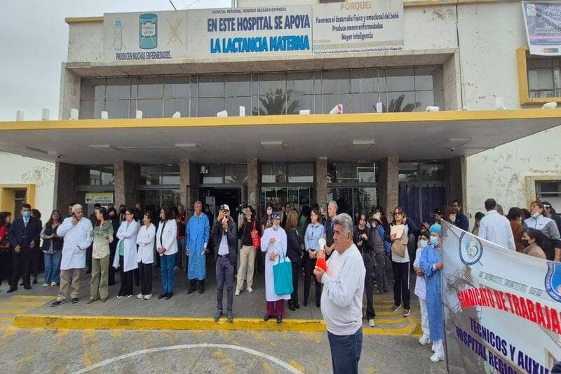 Pacientes afectados por el inicio de huelga indefinida de médicos