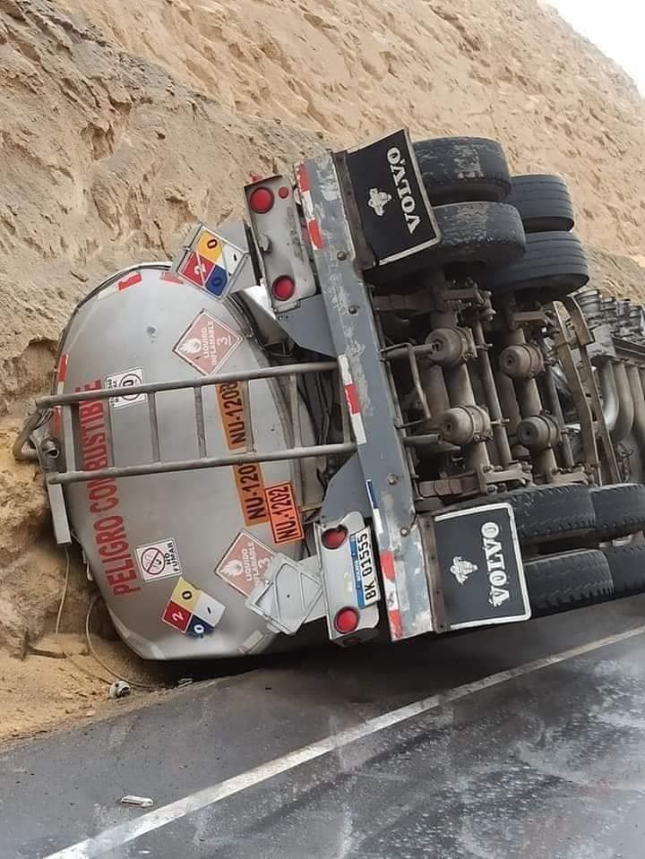 Cisterna se vuelca en carretera de Camaná