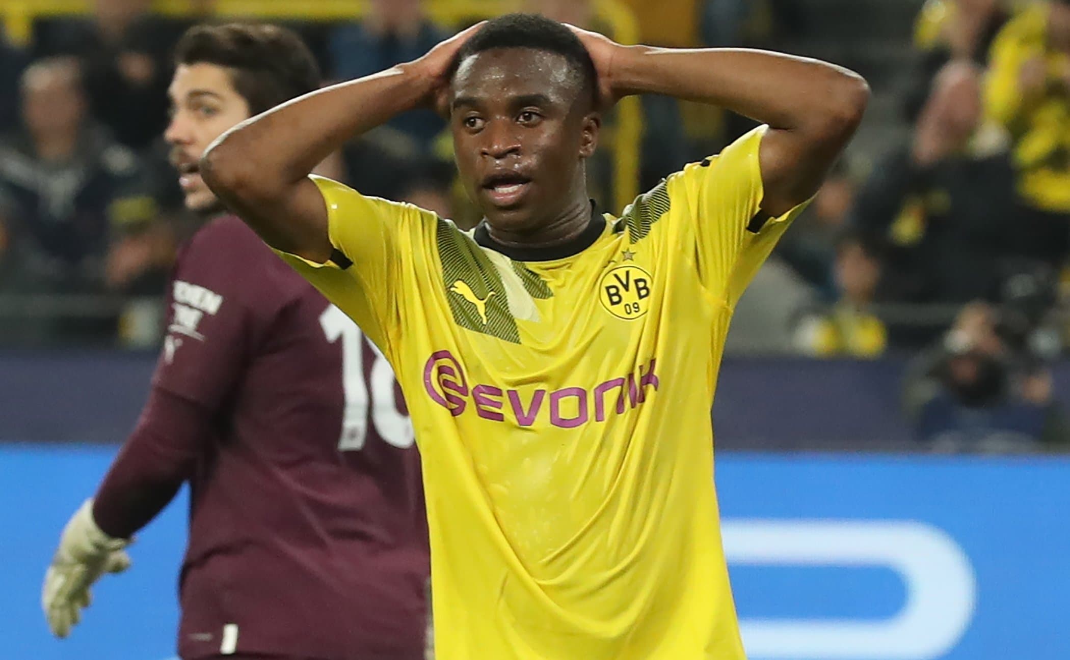 Padre de Moukoko confirma que mintieron sobre su real edad