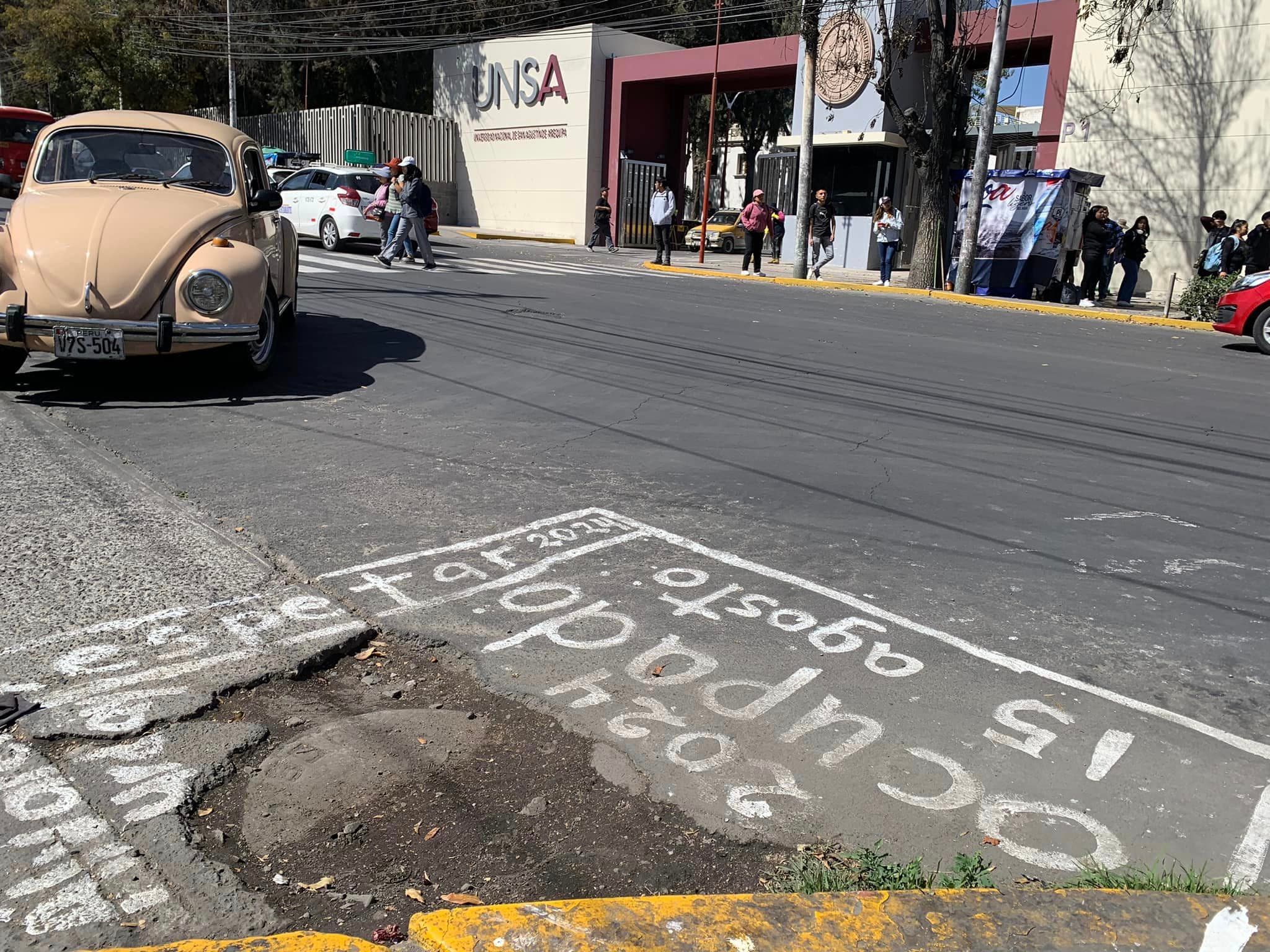 Aparecen pintas de “ocupado 2024” en la av. Independencia