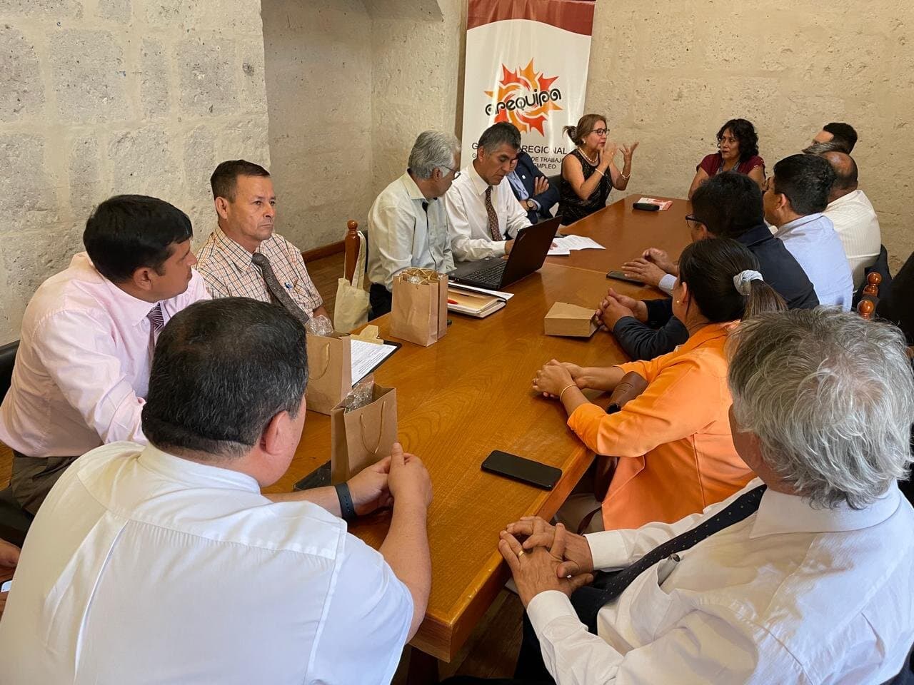 Regiones firmaron pacto para prevenir riesgos en el trabajo
