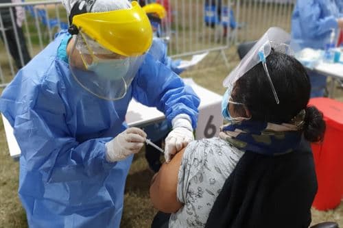 Más de 200 000 peruanos no han regresado por su segunda dosis de la vacuna