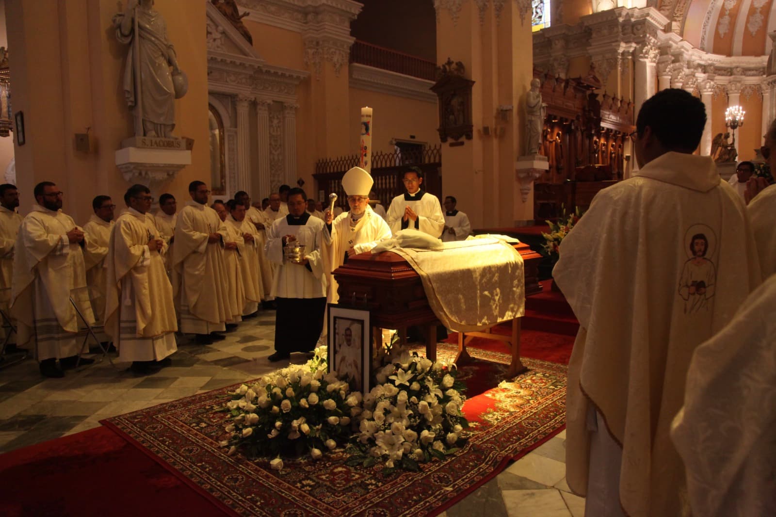 Fieles dieron el último adiós a monseñor Javier Cárdenas
