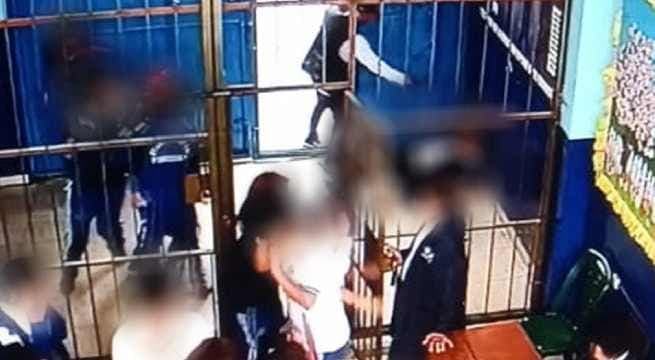 Ultiman a profesor frente a escolares en colegio en Lima