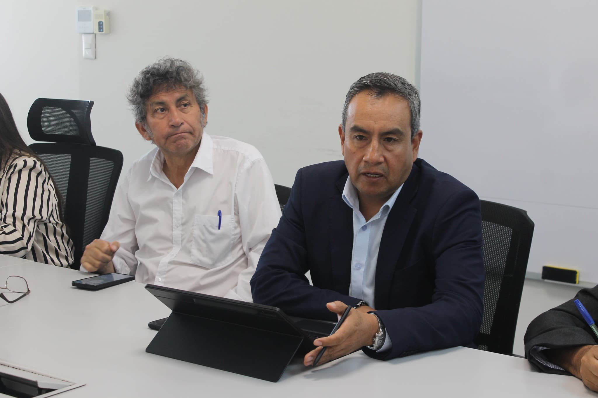 Hallan 291 bolsas de cemento vencido en obra de Uchumayo