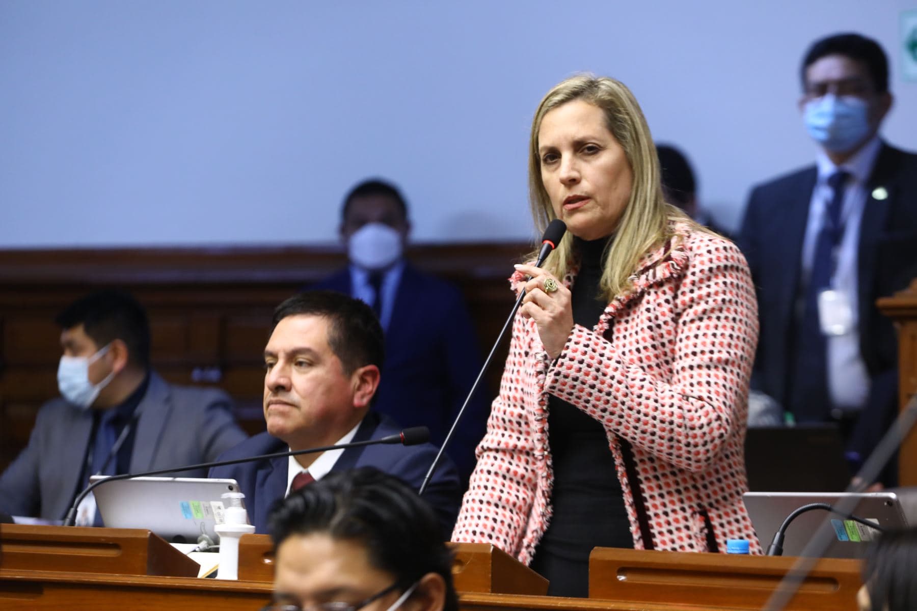 Entre hoy y mañana harán cambio de ministros