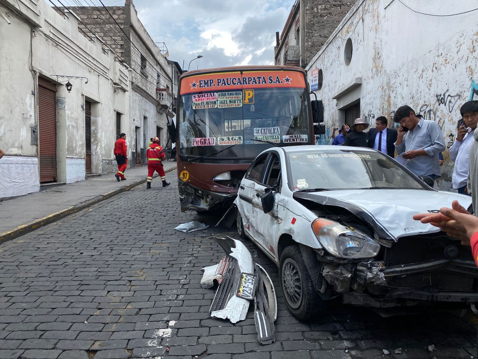 Bus informal de transporte público ocasionó choque múltiple
