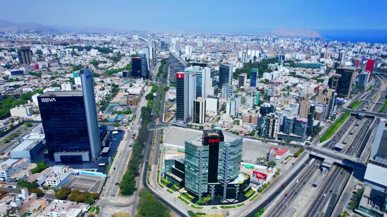 Rebajan calificación crediticia de Perú a “BBB-”