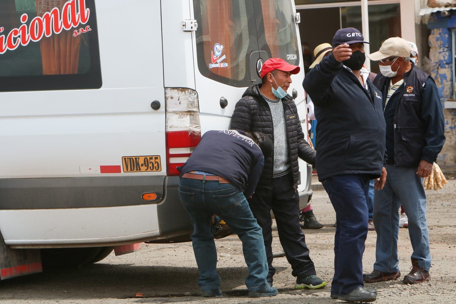 Transportistas informales en contra del retiro de placas