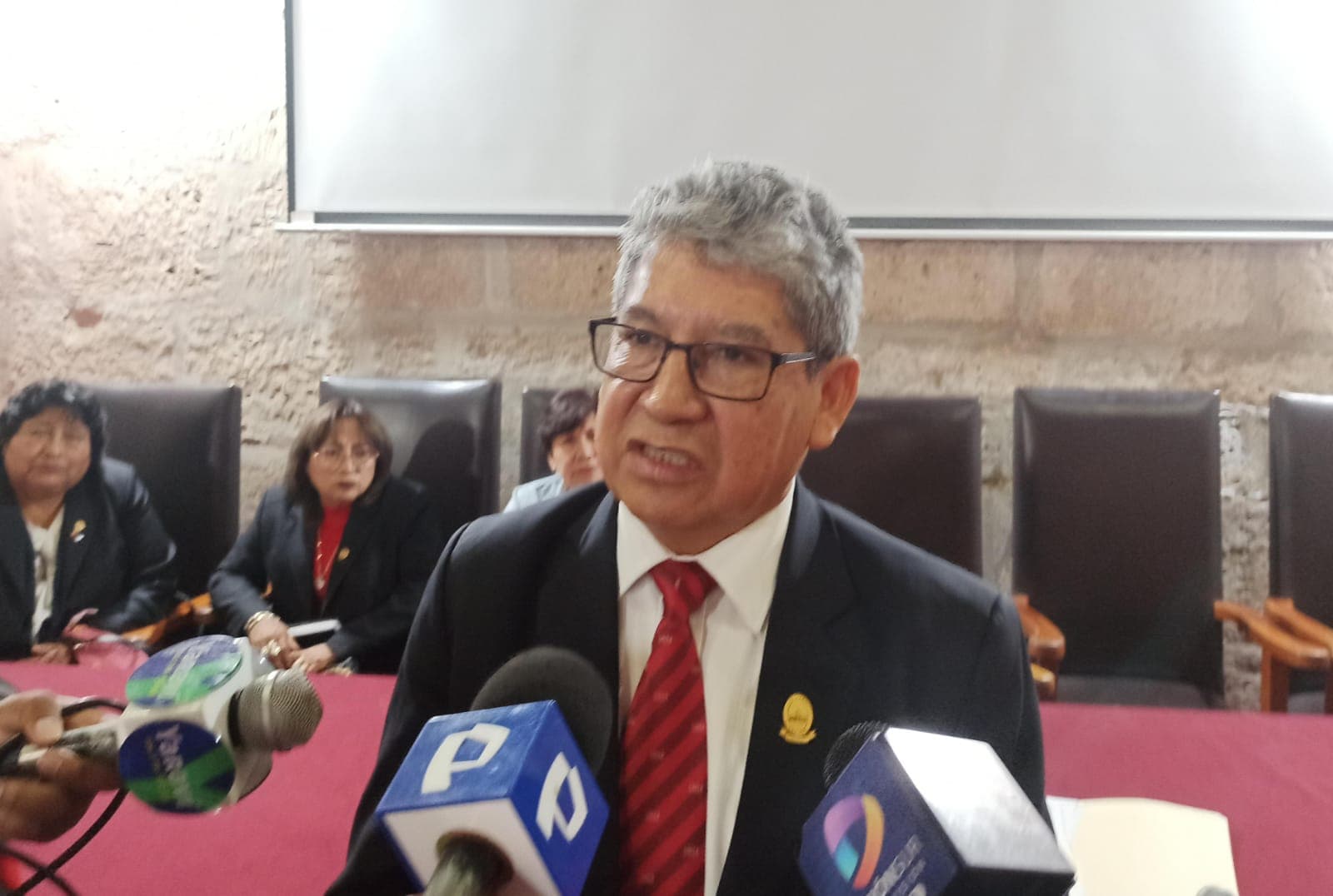 El Ejecutivo debe plantear hoy aumento a docentes en huelga