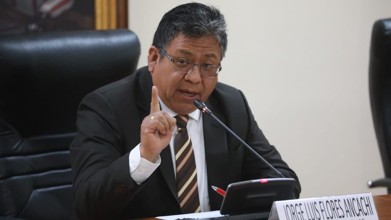 Acusan a parlamentario de contratar a allegados de su hija