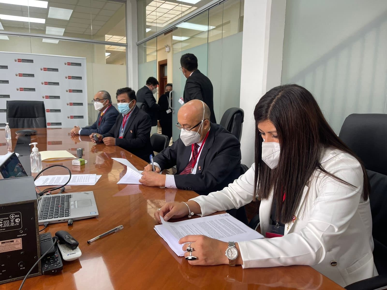 Gobernadora se esconde en Lima para firmar la Adenda 13