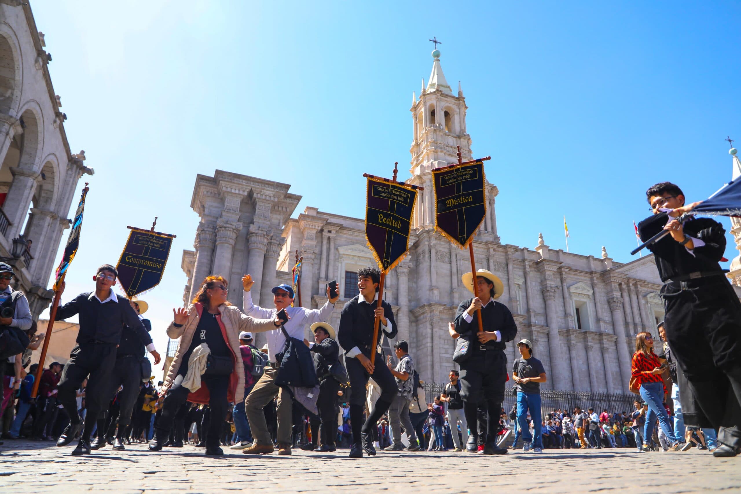 Una treintena de tunas peruanas y foráneas alegraron a la ciudad