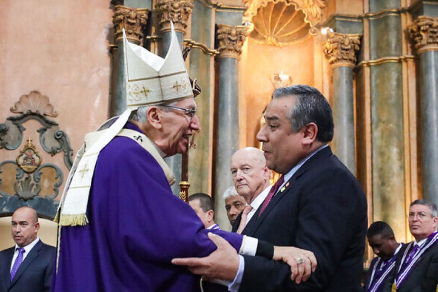 Abuchean a Adrianzén al entrar a la iglesia de Las Nazarenas