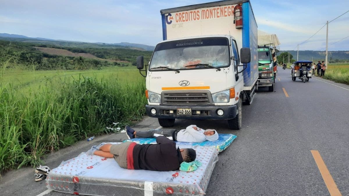 Pasajeros permanecen varados en carretera tras sismo en Amazonas