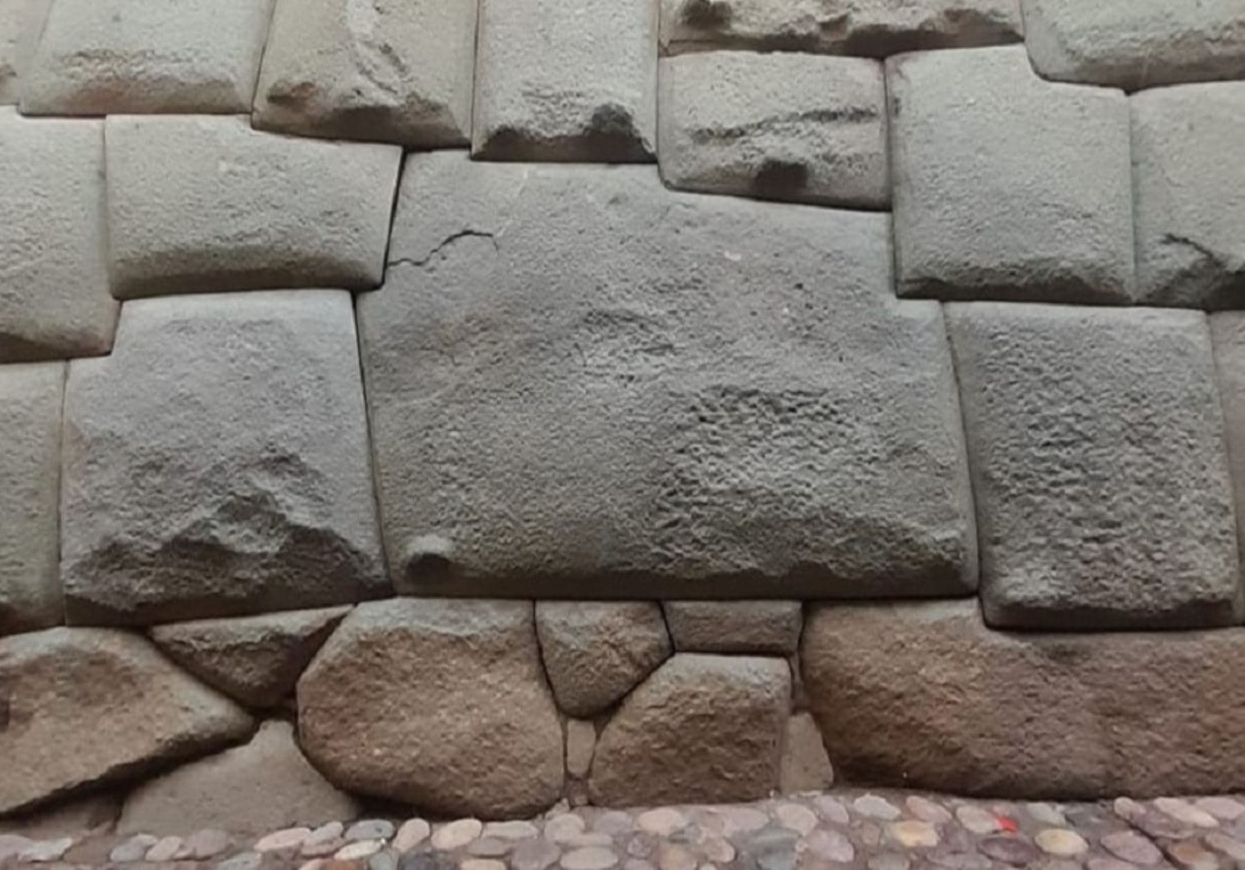 Evalúan blindar a la Piedra de los 12 Ángulos tras ataques