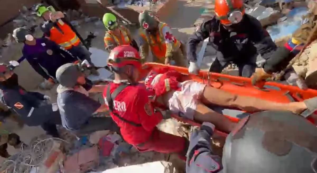 Bomberos peruanos en Venezuela rescatan a mujer de edificio caído