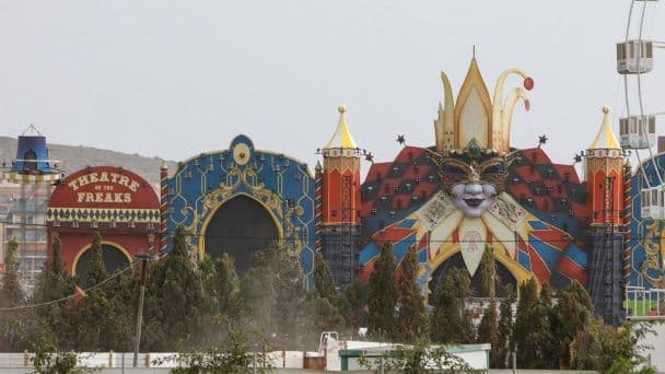 Escenario cae y deja 1 muerto y 40 heridos