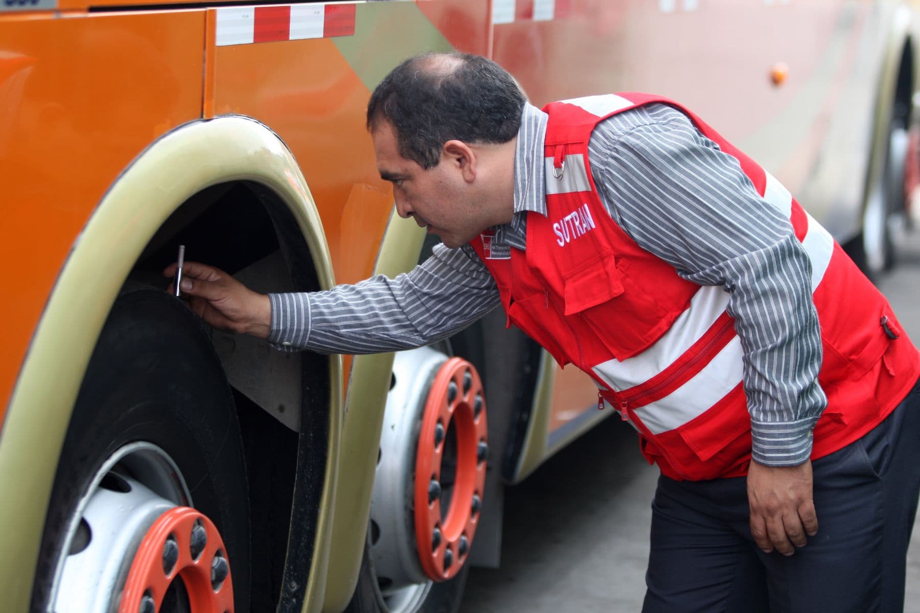 Sutran inspecciona unidades para garantizar viajes seguros