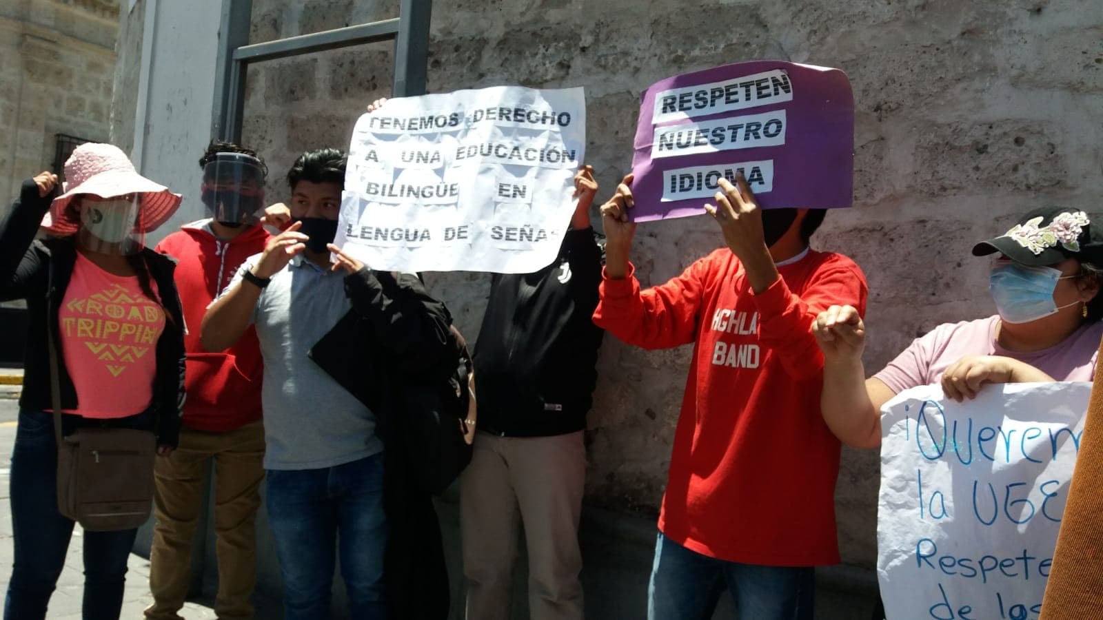 Contrataron maestros que no sabían lenguaje de señas para enseñar a sordomudos