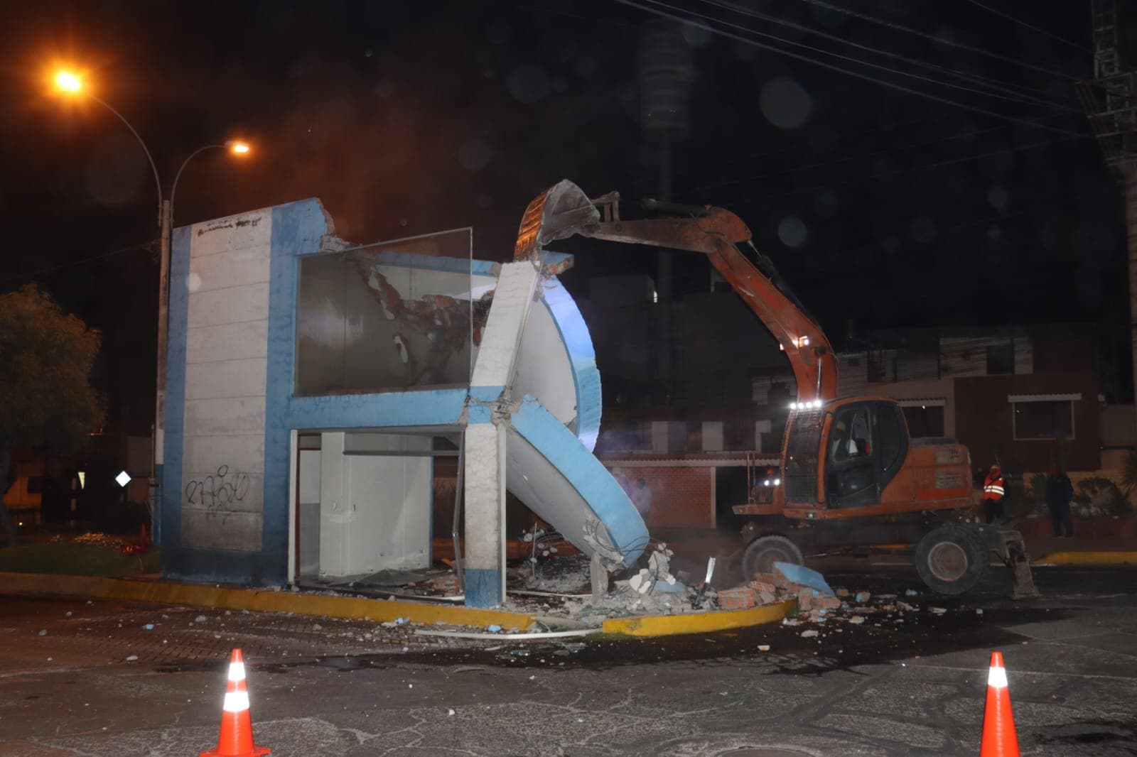 Demuelen casetas de seguridad en Yanahuara después de siete años
